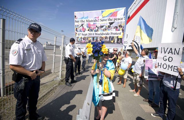 Во Франции прошла демонстрация против продажи России "Мистралей", фото AFP