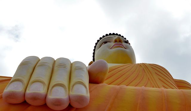 Шри-Ланка. Там праздновали первый сбор буддийского духовенства через три месяца после смерти Будды. Фото: AFP