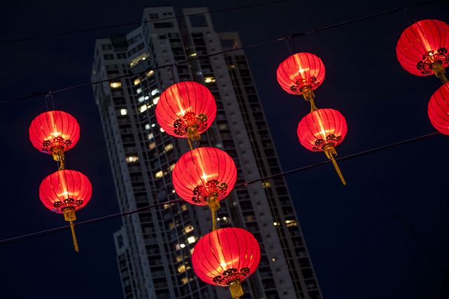 В Азии отмечают середину осени – древнекитайский праздник сбора урожая. Он считается одним из наиболее важных и крупных фестивалей восточного года и отмечается на 15-й день восьмого лунного месяца, что, по понятиям китайцев, и считается серединой осени. В Гонконге праздник приобрел современный вид, где мерцающие огоньки китайских фонариков сливаются с гигантскими неоновыми декорациями и сиянием полной Луны. Фото: AFP