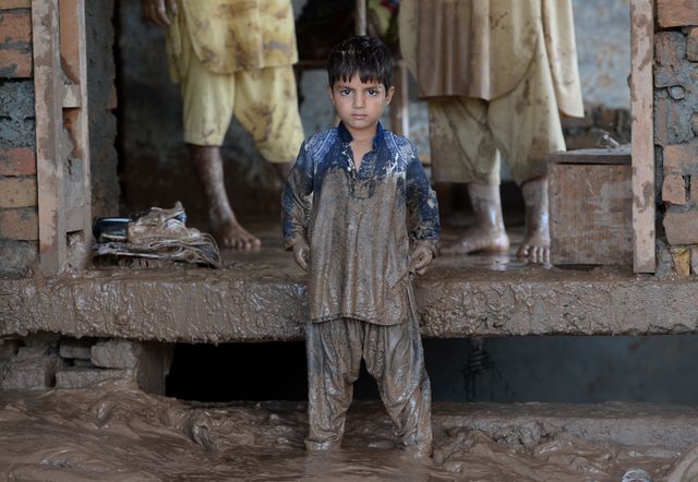 Пакистан захлеснула повінь. Влада заявила, що повінь, що почалася 3 вересня, стала найсильнішим з 2010 року, коли від розгулу стихії загинули 1700 осіб. На сьогоднішній день в пакистанській частині Кашміру загинув вже 241 осіб. Повінь викликала зсуви, дощі змили сотні будинків, тисячі людей залишилися без даху над головою. Фото: AFP