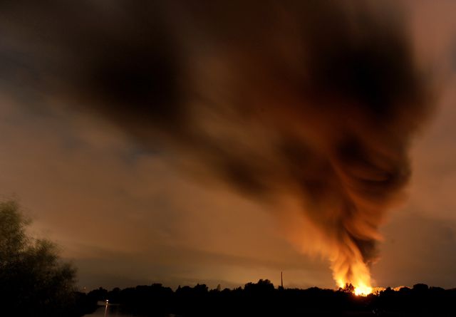 На півночі німецького міста Бремена на заводі з переробки хімічних відходів прогримів вибух, після якого стовп вогню піднявся на десятки метрів і почалася пожежа. Зруйновано десятки будинків в околицях. Фото: AFP