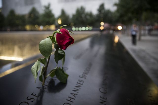 В США згадували жертв терактів 11 вересня 2001 року. Траурна церемонія пройшла на площі, в центрі меморіального комплексу, зведеного на місці зруйнованих хмарочосів. Люди, один за іншим, зачитували списки, в яких записані імена всіх жертв теракту – це майже три тисячі осіб. Фото: AFP
