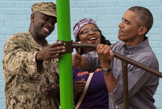 США. Президент Барак Обама допомагає прикріпити гвинт на обладнання для дитячого майданчика. Фото: AFP