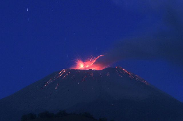 В Индонезии бушует вулкан Сламет. Специалисты опасаются, что выбросы пепла могут распространяться до 10-ти километров от кратера вулкана. В то же время эвакуация населения пока не проводилась. Высота вулкана Сламет составляет 3430 метров. В последний раз он извергался в 2009 году. Фото: AFP<br />
