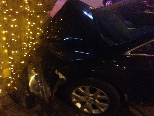 <p>Авто врізалося в стіну будинку в центрі Києва. Фото: facebook.com/ikrussss</p>