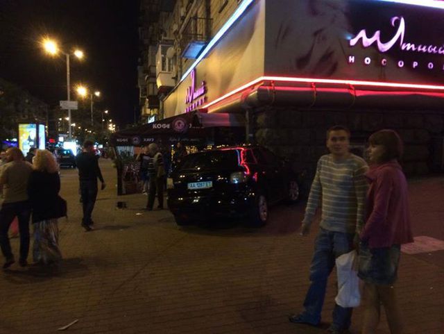 Авто врезалось в стену дома в центре Киева. Фото: facebook.com/ikrussss