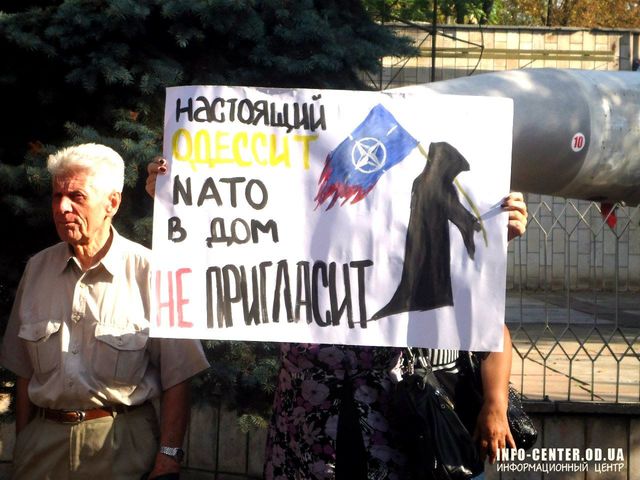 Проти НАТО. Мітингували русофіли під вікнами військового госпіталю. Фото: info-center.od.ua