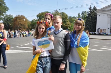 Школьники организовали акцию мира. Фото: marsovet.org.ua