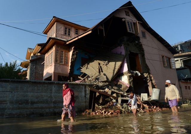 Більше одного мільйона осіб у Пакистані постраждали від повені, викликаної мусонними дощами, щонайменше, 256 з них загинули. Всього число жертв історичного повені в Індії та Пакистані перевищила 450 осіб. Сотні тисяч залишаються в пастці – ізольовані від суші. Фото: AFP