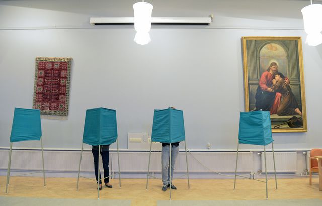 У Швеції пройшли парламентські вибори. Прем'єр-міністр країни Фредрік Рейнфельдт визнав поразку на виборах і оголосив про свою відставку. Згідно з попередніми результатами виборів до парламенту, його партія і правоцентристський блок 