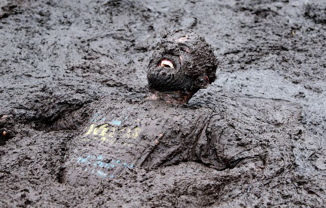 В Великобритании прошли традиционные гонки по грязи. На ежегодное состязание в графстве Эссекс съехались 800 человек. Фото: AFP