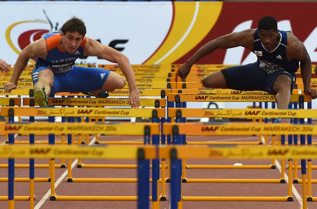 Марокко. В Марракеше прошли  мужские соревнования по бегу с барьерами. Слева – россиянин Сергей Шубенко, справа – Ронни Эш из США. Фото: AFP