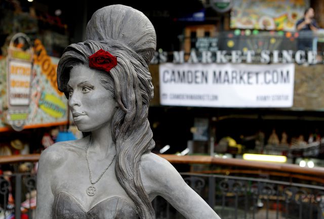 В лондонском районе Кэмден состоялось открытие памятника певице Эми Уайнхаус, скончавшейся в июле 2011 года. Скульптура высотой 175 см была установлена на известном лондонском рынке Stables Market, неподалеку от места, где жила певица. Фото: AFP