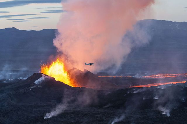 В Исландии началось извержение вулкана Бардарбунга. Для авиации в районе объявлено "красное предупреждение". Оно относится прежде всего к гражданским авиакомпаниям, выполняющим полеты над Исландией, поскольку вулканический пепел может представлять опасность для двигателей самолетов. За последние несколько дней в районе Бардарбунга было отмечено большое число подземных толчков, самый сильный из которых достиг магнитуды 4,5. Власти Исландии эвакуировали людей из прилегающих к вулкану территорий и перекрыли дороги в регионе. Фото: AFP