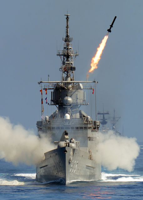 З фрегата Перрі-класу, виробленого в США, була випущена ракета під час морських навчань біля східного Хуаліня. Тайванські військово-морські сили запускали ракети і використовували стрілецьку зброю під час навчань. Фото: AFP