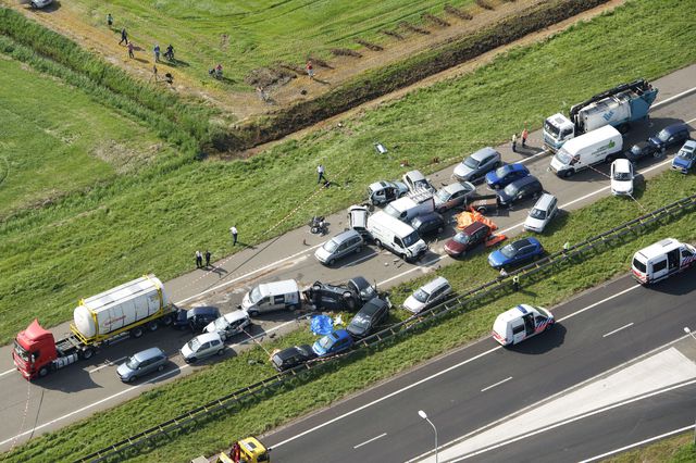 На юге Нидерландов произошло ДТП с участием 150 автомобилей.  Жертвами ДТП стали два человека. Многие водители и пассажиры оказались заблокированы в своих автомобилях на месте происшествия. В полиции назвали произошедшее 