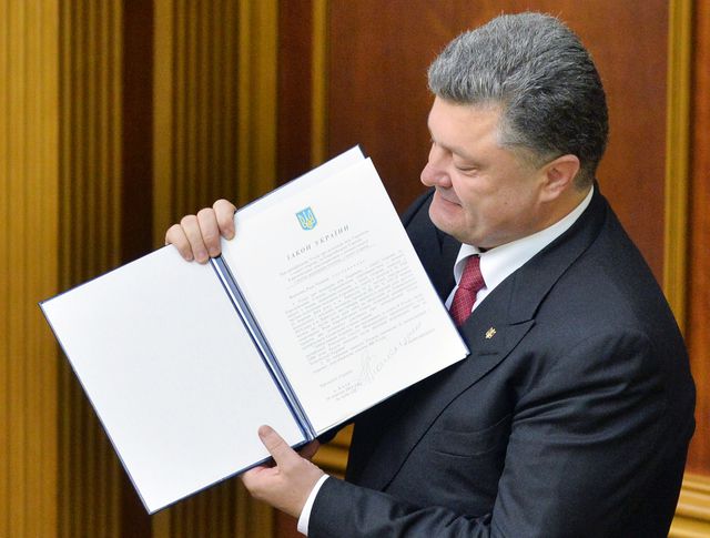 Верховная Рада и Европарламент синхронно ратифицировали Соглашение об Ассоциации. Президент Петр Порошенко назвал это событие "историческим". Фото: AFP