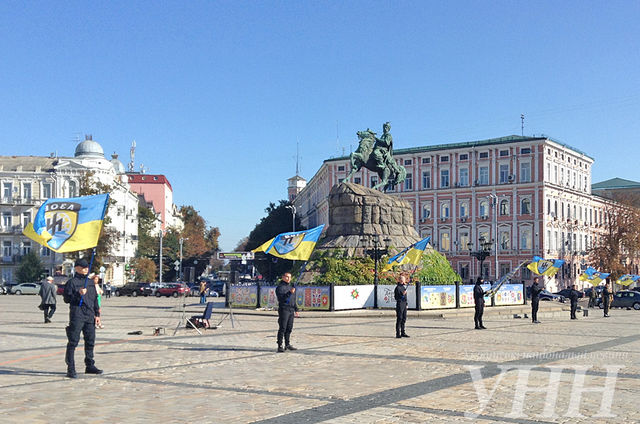 <p>Бойцов зустрічали на Софіївській площі. Фото: УНН</p>