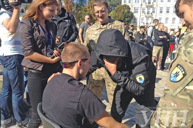 <p>Бойцов зустрічали на Софіївській площі. Фото: УНН</p>