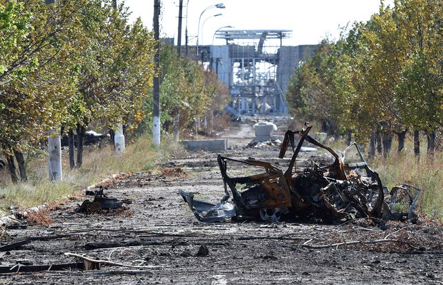 Луганский аэропорт полностью разрушен. Фото: AFP