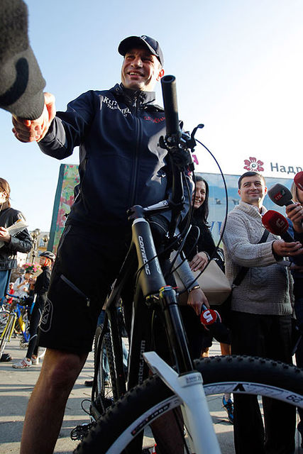 Кличко приехал на работу на велосипеде. Фото: пресс-служба КГГА