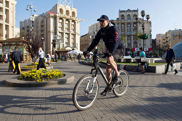 <p>Кличко приїхав на роботу на велосипеді. Фото: прес-служба КМДА</p>