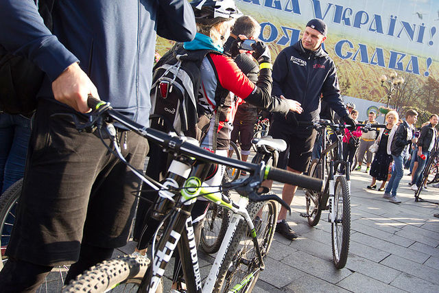 Кличко приехал на работу на велосипеде. Фото: пресс-служба КГГА