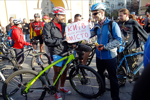 <p>Кличко приїхав на роботу на велосипеді. Фото: прес-служба КМДА</p>