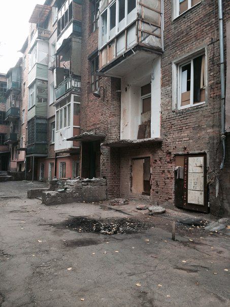 В Луганске разрушено ряд домов. Фото: vk.com/lugansk_city