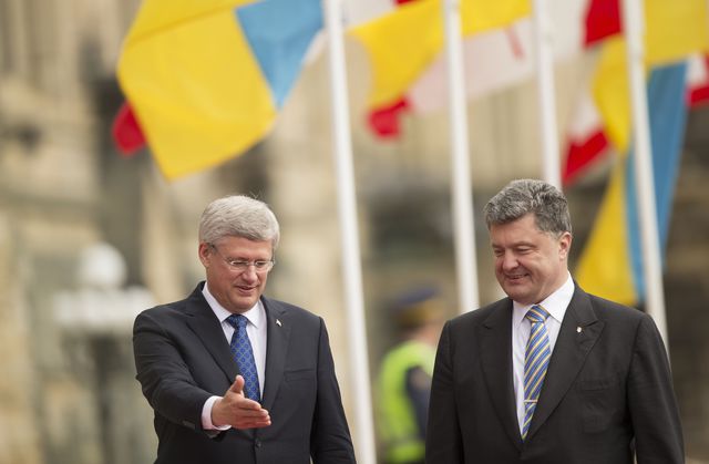 Стивен Харпер – премьер Канады – и Петр Порошенко. Фото: AFP