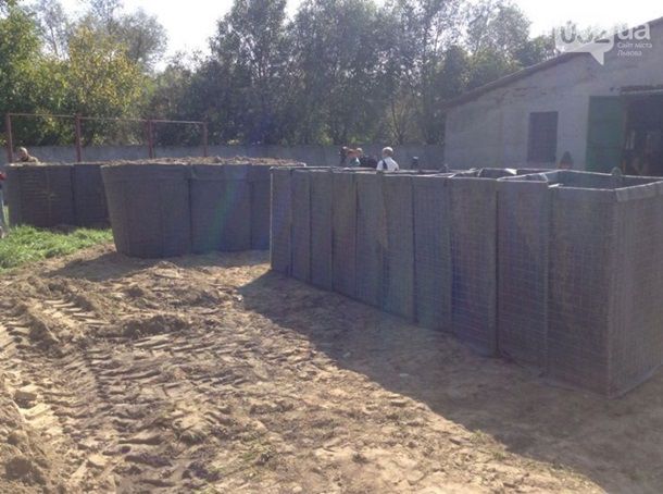 Во Львове построили переносные блокпосты для бойцов АТО. Фото: 032.ua