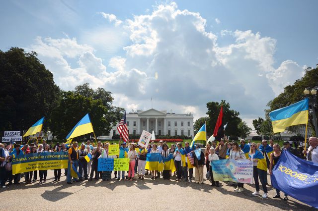 <p><span>Делегацію Порошенка зустріли з українськими прапорами на знак підтримки, фото AFP</span></p>