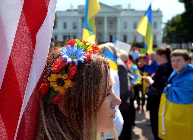 Делегацию Порошенко встретили украинскими флагами в знак поддержки, фото AFP