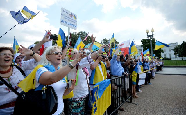 Делегацию Порошенко встретили украинскими флагами в знак поддержки, фото AFP