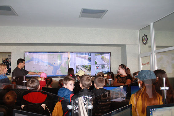Детям-переселенцам показали Днепропетровск. Фото: МВД