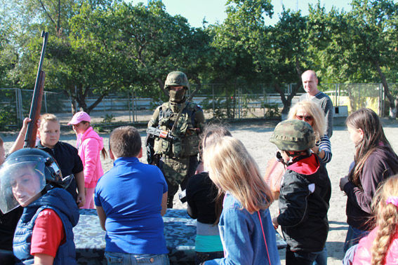 Детям-переселенцам показали Днепропетровск. Фото: МВД