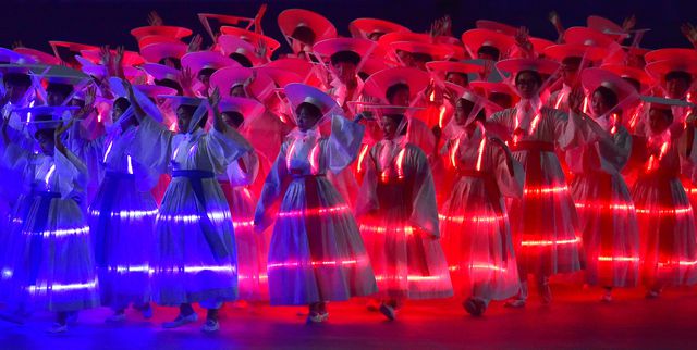 Дівчата виконують танець перед відкриттям Азіатських ігор -2014. Фото: AFP