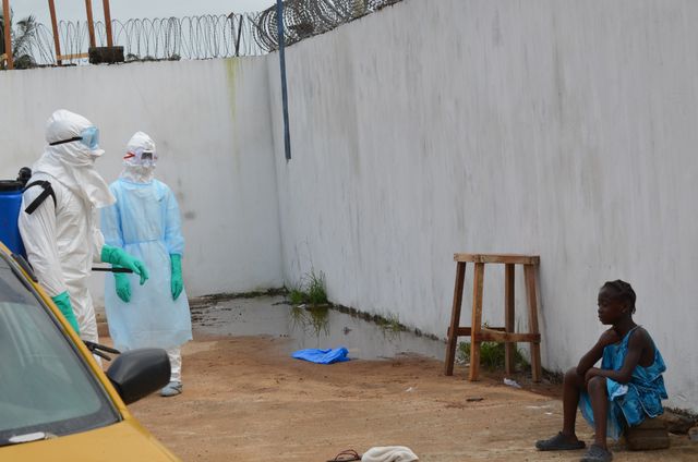 Либерия — западноафриканское государство, наиболее пострадавшее от эпидемии, бушующей в регионе с начала нынешнего года. Всего с февраля этого года более 5,8 тысяч человек заразились вирусом Эбола в Либерии, Сьерра-Леоне, Гвинее, Нигерии и Сенегале. Число жертв этого опасного заболевания превысило 2,8 тысячи. Фото: AFP