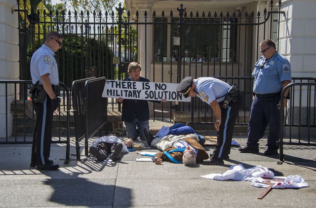 Активисты у Белого дома протестовали против войны. Среди требований – изменить политику США. Фото: AFP