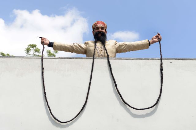 58-річний житель Індії є щасливим володарем найдовших вусів у світі. Рам Сінгх Чаухі почав відрощувати свої вуса в 1970 році, і з тих пір жодного разу їх не підрізав. На даний момент довжина його вусів становить більш 4,30 метра, і чоловік з Раджастхана є рекордсменом книги рекордів Гіннесса в номінації "найдовші вуса у світі". Фото: AFP