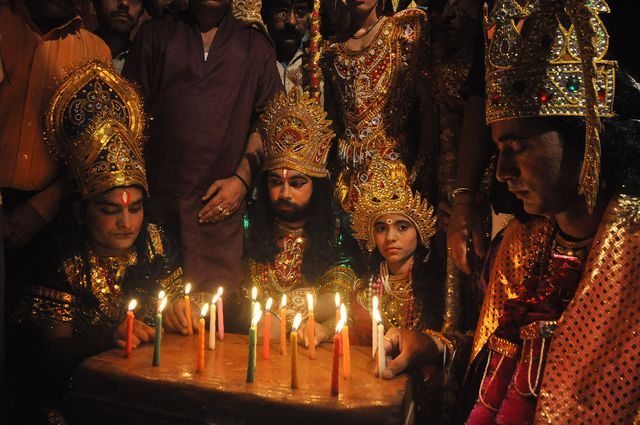 Индия. В Дели начался фестиваль, посвящен победе Бога Рамы над демоном Раваной  –  в представлениях и музыке вспоминают жизнь и подвиги Рамы. Особенно ярко празднество проходит в долине Куллу в течение 10 дней. Фото: AFP