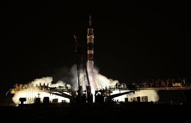 "Союз ТМА-14М" стартував сьогодні пізно вночі з "Гагарінського старту" космодрому Байконур. Тривалість експедиції – 170 днів. В ході роботи на орбіті космонавти виконають близько 50 наукових експериментів. Космонавти візьмуть із собою перевіреного талісмана – чорного плюшевого кота. Фото: AFP