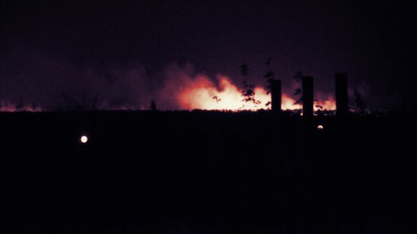 На окраине Мариуполя горят поля