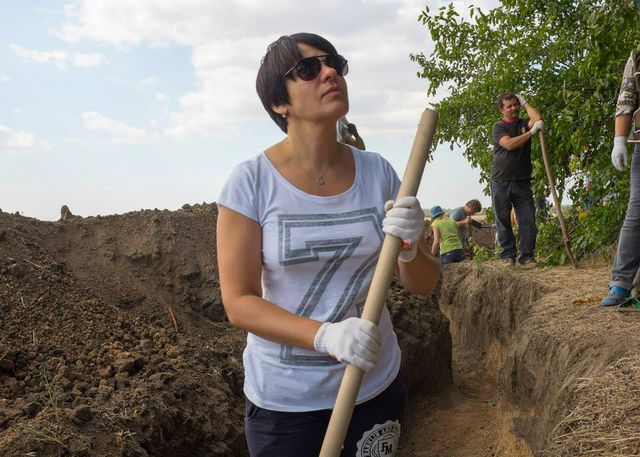 Орудовали лопатой не только мужчины, но и женщины Фото: vk.com/maidanod