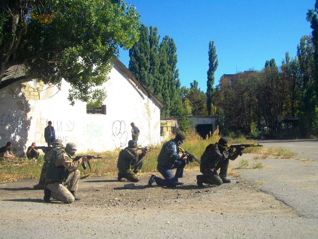 Новобранцев приучают к взрывам. Фото: Артем Губарьков