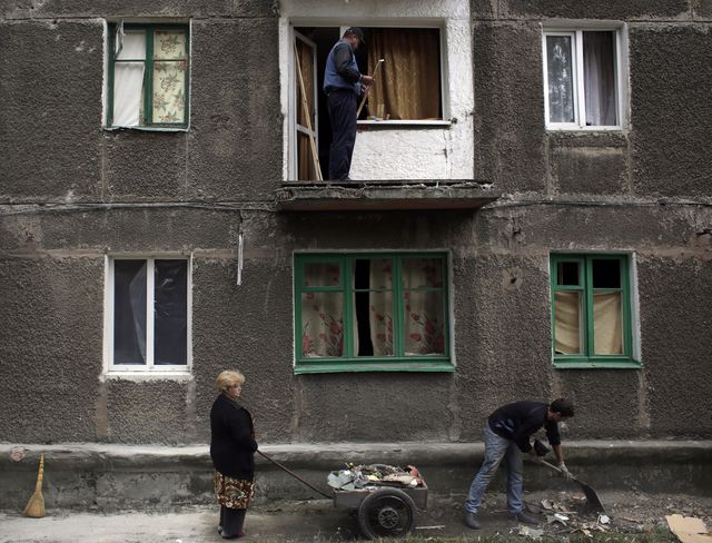 <p>У Дебальцевому зруйновано ряд будинків. Фото: AFP</p>