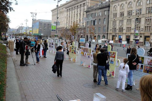 В Киеве проходит выставка в поддержку детей-аутистов. Фото предоставлены организаторами акции