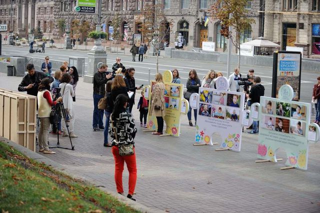 В Киеве проходит выставка в поддержку детей-аутистов. Фото предоставлены организаторами акции