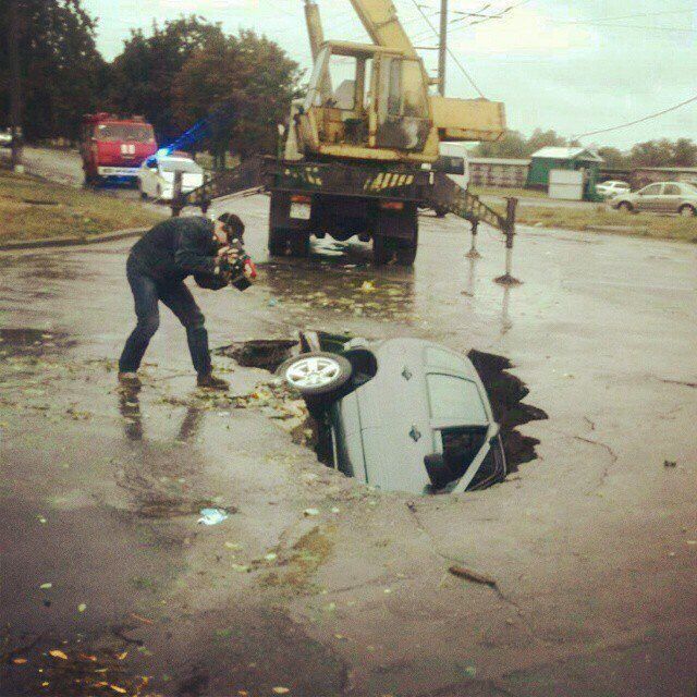 Машина ушла под асфальт. Фото: ВКонтакте