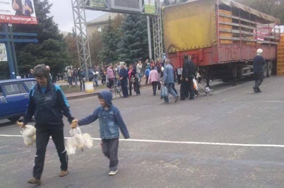 <p>Бойовики влаштовують награбовану "благодійність", а на вулицях вибір більше, ніж у магазинах. Фото: 06242.com.ua і Фейсбук</p>